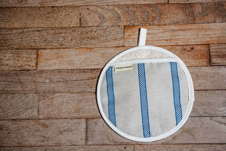 pot holder round linen union on wooden floor