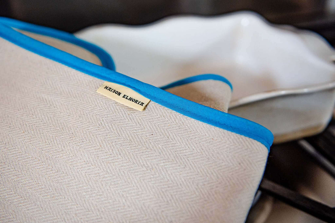 oven cloth with light blue edge